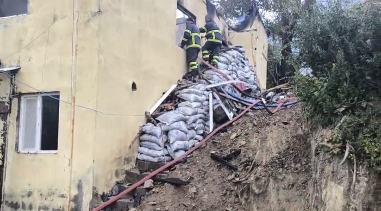 HAKKARİ'NİN YÜKSEKOVA İLÇESİNE BAĞLI DAĞLICA KÖYÜNDEKİ ŞEHİT İSTİKAM UZMAN ÇAVUŞ LOKMAN ÇOBAN İLK VE ORTAOKULUNDA YANGIN ÇIKTI.