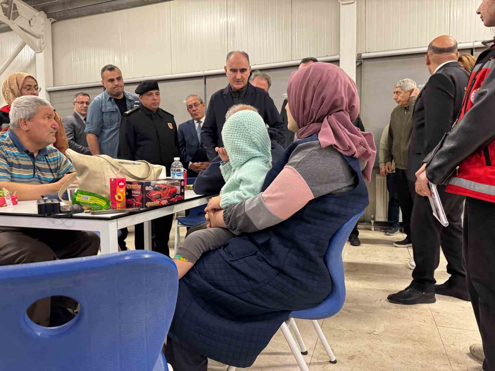 GÖÇÜK ALTINDAKİ İŞÇİLERİN AİLELERİNİN DE MADEN SAHASINDAKİ ENDİŞELİ BEKLEYİŞLERİ DEVAM EDİYOR.