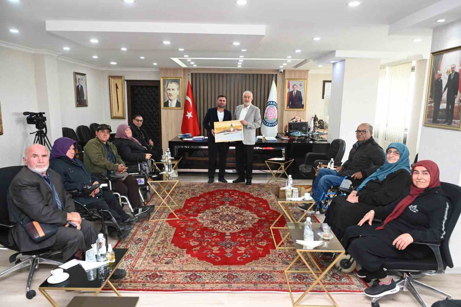 ISPARTA YÜRÜME ENGELLİLER YAŞAM DERNEĞİ BAŞKANI ERŞAN KAPLAN VE BERABERİNDEKİ DERNEK ÜYELERİ, ISPARTA BELEDİYE BAŞKANI ŞÜKRÜ BAŞDEĞİRMEN'İ ZİYARET ETTİ.