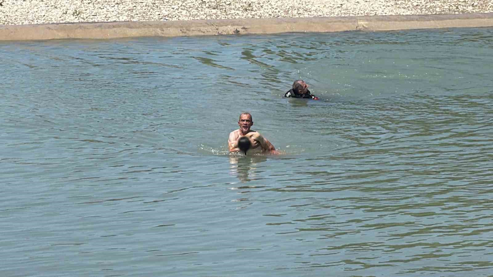 DÜZCE BELEDİYESİ SU REGÜLATÖRLERİNİN BULUNDUĞU UĞUR SUYU’NDA SERİNLEMEK İÇİN SUYA GİREN 12 YAŞINDA Kİ ÇOCUK EKİPLERİN 20 DAKİKALIK KALP MASAJI İLE HAYATA DÖNDÜ.
