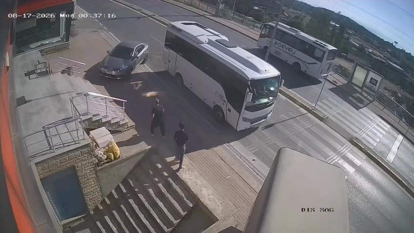 KOCAELİ'DE KONTROLDEN ÇIKAN OTOMOBİL, KORKULUKLARI PARÇALAYARAK MERDİVEN BOŞLUĞUNA UÇTU. O SIRADA MERDİVENLERDE BULUNAN 2 KİŞİ, OTOMOBİLİN ALTINDA KALMAKTAN SANİYELERLE KURTULDU. FACİADAN DÖNÜLEN ANLAR KAMERAYA YANSIDI.