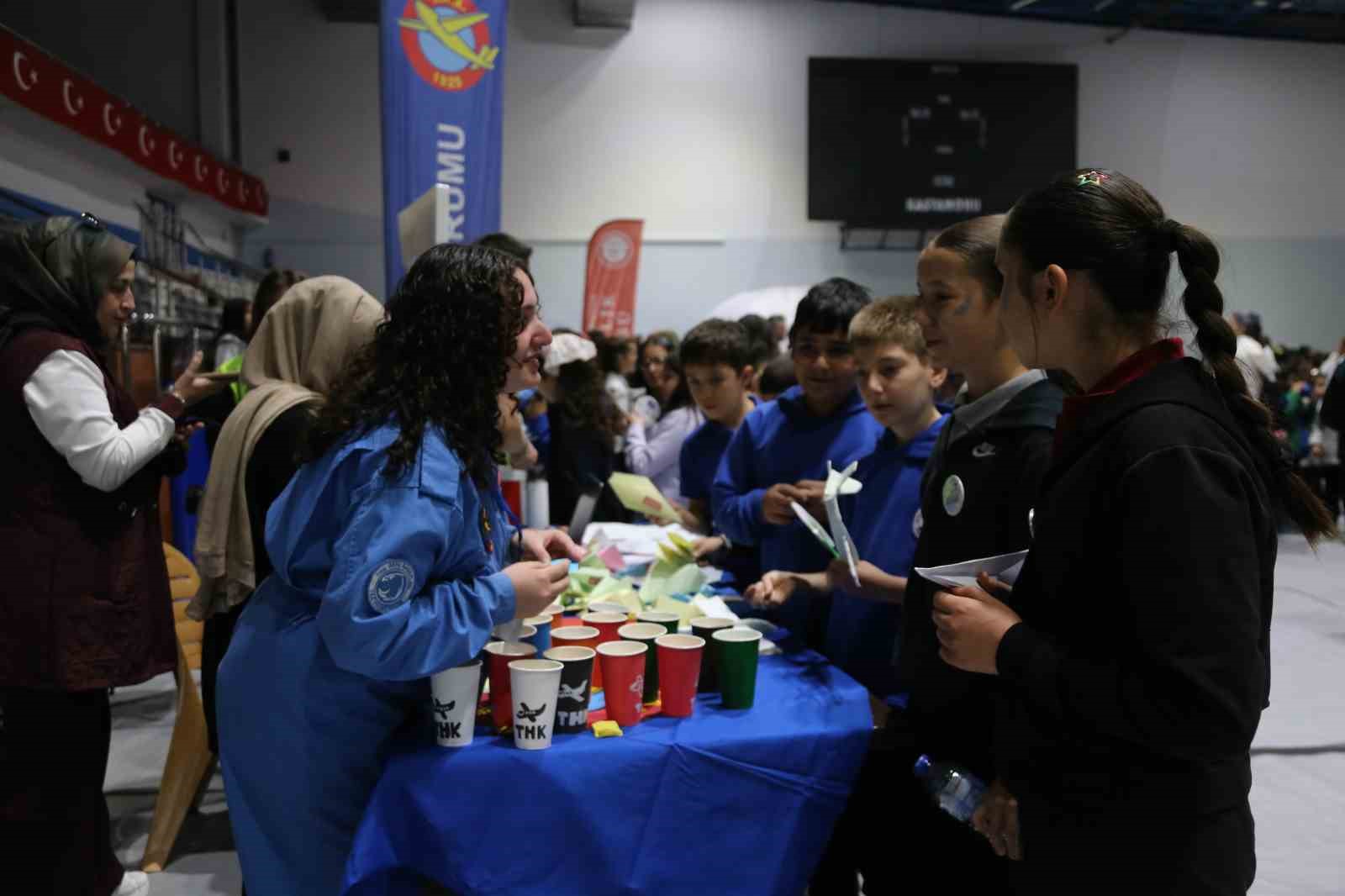 ATATÜRK SPOR SALONU’NDA GERÇEKLEŞTİRİLEN ŞENLİKTE ÖĞRENCİLER, BİLİM VE TEKNOLOJİYLE DOĞRUDAN ETKİLEŞİM KURMA FIRSATI BULDU.
