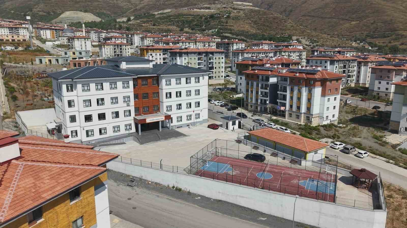 KAHRAMANMARAŞ MERKEZLİ DEPREMLERDE HATAY’DA 210 EĞİTİM KURUMU YIKILIRKEN, KENTTE YÜRÜTÜLEN YENİDEN İNŞA ÇALIŞMALARI KAPSAMINDA 254 YENİ OKUL HİZMETE AÇILDI. DEPREM SONRASI 145 EĞİTİM KURUMUNUN GÜÇLENDİRME ÇALIŞMASI TAMAMLANIRKEN, 47 YENİ OKULUN İNŞAATININ DA SÜRDÜĞÜ ÖĞRENİLDİ.