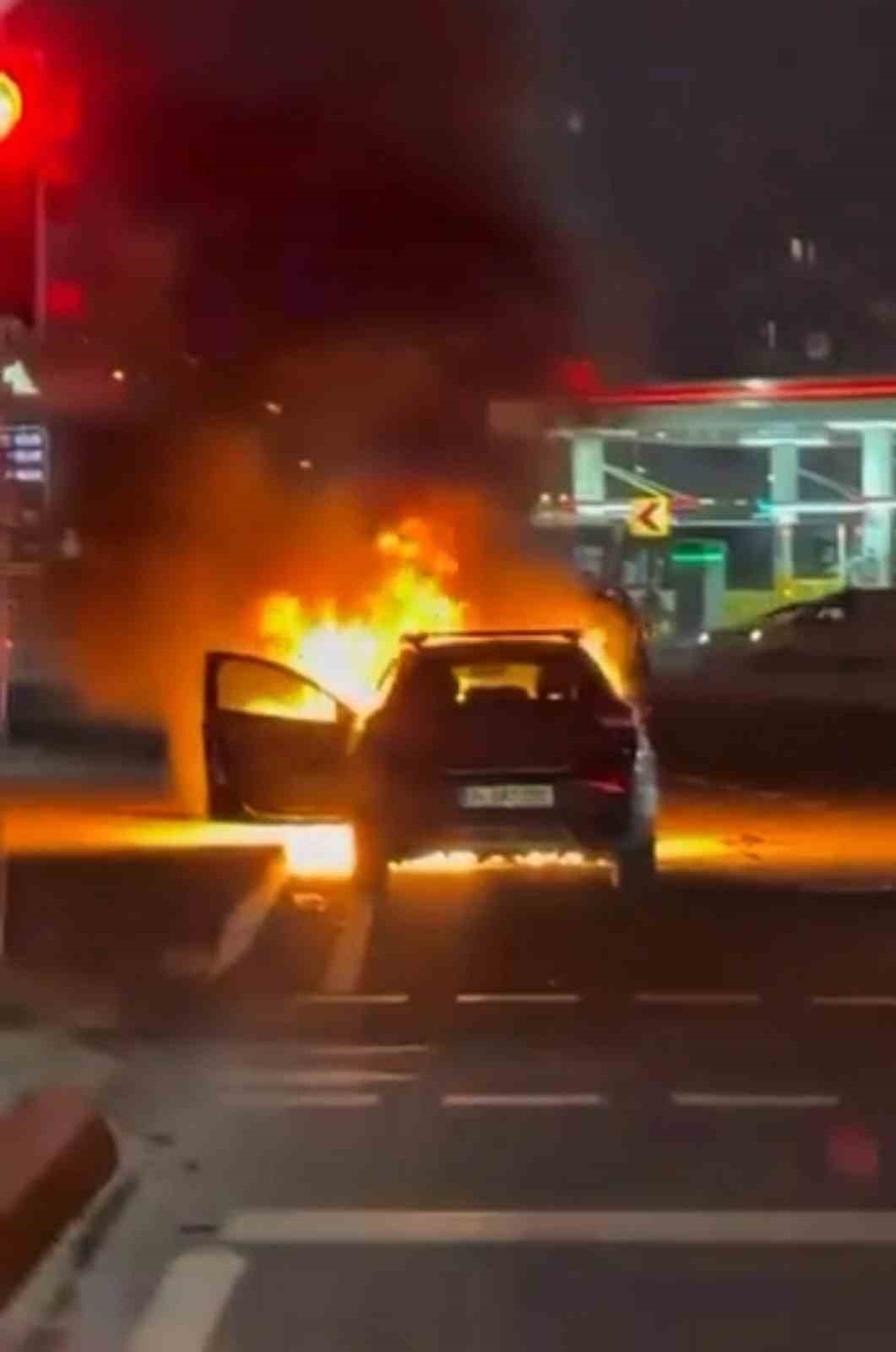 KAĞITHANE’DE BİR OTOMOBİLİN MOTOR KISMINDA BAŞLAYAN YANGIN ARABAYI KÜLE ÇEVİRDİ. YANGIN NEDENİYLE BÖLGEDE YOĞUN TRAFİK OLUŞTU.