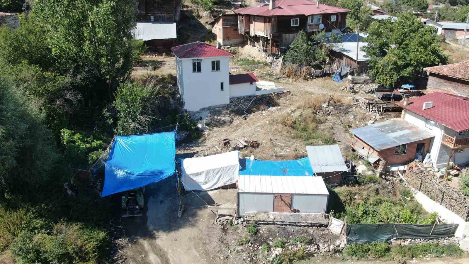 SÖNMEZ AİLESİ, TEK GÖZLÜ ODADA 1,5 YILDIR ZOR ŞARTLARDA YAŞAM MÜCADELESİ VERİYOR.