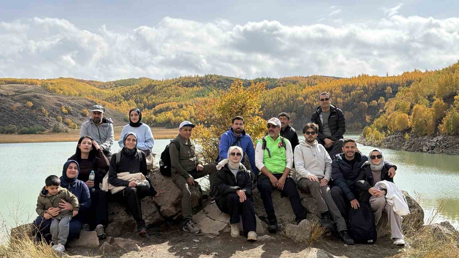 BİTLİS MAARİF AİLESİ TARAFINDAN DÜZENLENEN "NEMRUT DOĞA YÜRÜYÜŞ EĞİTİMİ VE DOĞA TEMELLİ EĞİTİM" PROGRAMINA KATILAN YAKLAŞIK 100 KİŞİ, NEMRUT KALDERASI'NIN EŞSİZ DOĞAL GÜZELLİKLERİNİ GEZDİ.