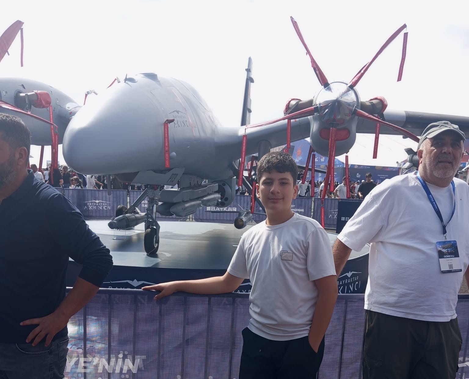 CİZRE'DEN ŞANLIURFA’DAKİ TEKNOFEST GÜNEYDOĞU FESTİVALİNE KATILAN ÖĞRENCİLER, YERLİ VE MİLLÎ TEKNOLOJİ HAMLESİNİN HEYECANINA ORTAK OLDU. SOLOTÜRK VE İHA GÖSTERİLERİNİ HAYRANLIKLA İZLEYEN GENÇLER, GELECEĞİN PROJELERİ İÇİN İLHAM ALDI.