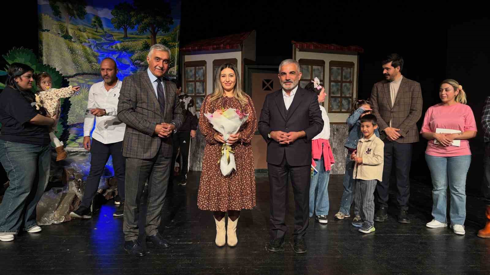 ERZURUM’DA ÇOCUKLARA SU BİLİNCİNİ AŞILAMAYI HEDEFLEYEN "SU MUHAFIZI DURU" ADLI TİYATRO OYUNU, DÜZENLENEN İLK GÖSTERİMİYLE SEYİRCİDEN BÜYÜK BEĞENİ TOPLADI.