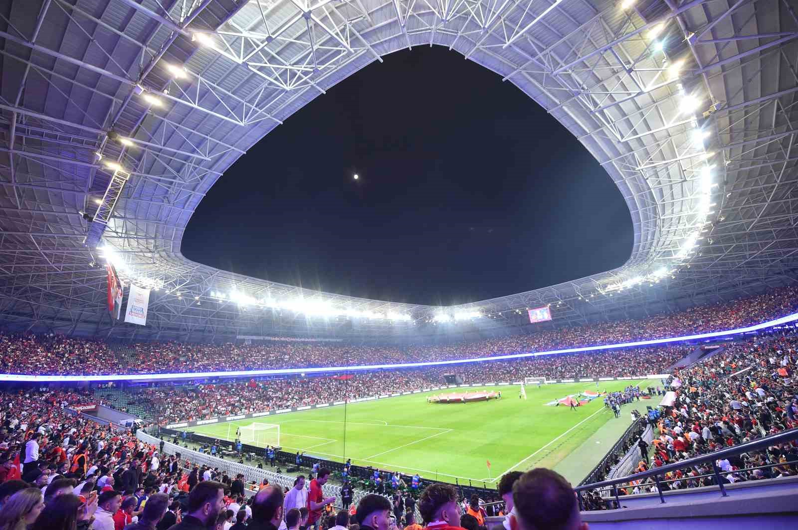 A MİLLİ FUTBOL TAKIMI, UEFA ULUSLAR A LİGİ 1. GRUP İLK MAÇINDA FRANSA İLE KOCAELİ'DE KARŞILAŞIYOR. MÜCADELENİN 15 DAKİKASI GOLSÜZ EŞİTLİKLE GEÇİLDİ.