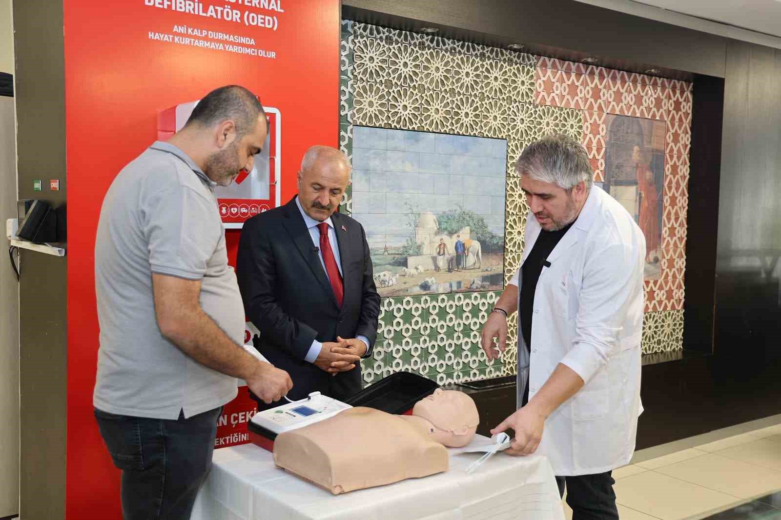 GEBZE’DE ANİ KALP DURMALARINDA HAYAT KURTARABİLECEK YENİ DÖNEM BAŞLIYOR. KENTİN YOĞUN NOKTALARINA YERLEŞTİRİLECEK OED CİHAZLARI, ACİL DURUMLARDA İLK MÜDAHALE İÇİN VATANDAŞLARIN KULLANIMINA SUNULACAK.