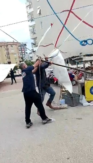 METEOROLOJİ GENEL MÜDÜRLÜĞÜNÜN YAĞIŞ, ŞİDDETLİ RÜZGAR VE FIRTINA UYARISINDA BULUNDUĞU ANTALYA'DA ÖĞLE SAATLERİNDE ANİ BASTIRAN RÜZGAR NEDENİYLE 'SOSYETE PAZARI' OLARAK BİLİNEN SEMT PAZARINDA TENTELER YERLERE DÜŞTÜ, ESNAF VE VATANDAŞLAR ZOR ANLAR YAŞADI.