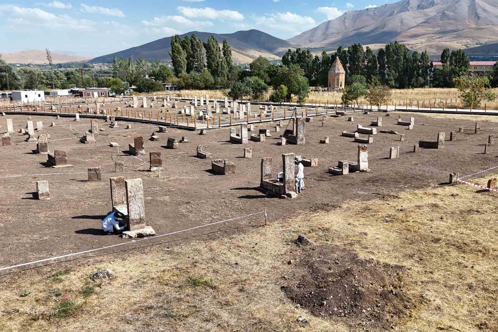 KÜLTÜR VE TURİZM BAKANLIĞI TARAFINDAN YÜRÜTÜLEN “GELECEĞE MİRAS PROJESİ” KAPSAMINDA VAN’IN GEVAŞ İLÇESİNDE BULUNAN HALİME HATUN KÜMBETİ VE TARİHİ SELÇUKLU MEZARLIĞI’NDA KAZI, RESTORASYON VE ÇEVRE DÜZENLEME ÇALIŞMALARI ARALIKSIZ SÜRÜYOR.