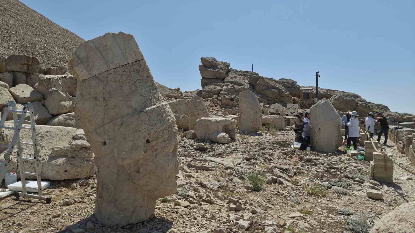 ADIYAMAN'DA UNESCO DÜNYA KÜLTÜR MİRASI LİSTESİ'NDE BULUNAN NEMRUT DAĞI'NDAKİ TARİHİ HEYKELLER, ZAMANA VE DOĞA ŞARTLARINA KARŞI NANO TEKNOLOJİYLE HAZIRLANAN ÖZEL KİREÇ ÇÖZELTİSİ KULLANILARAK GÜÇLENDİRİLİYOR.