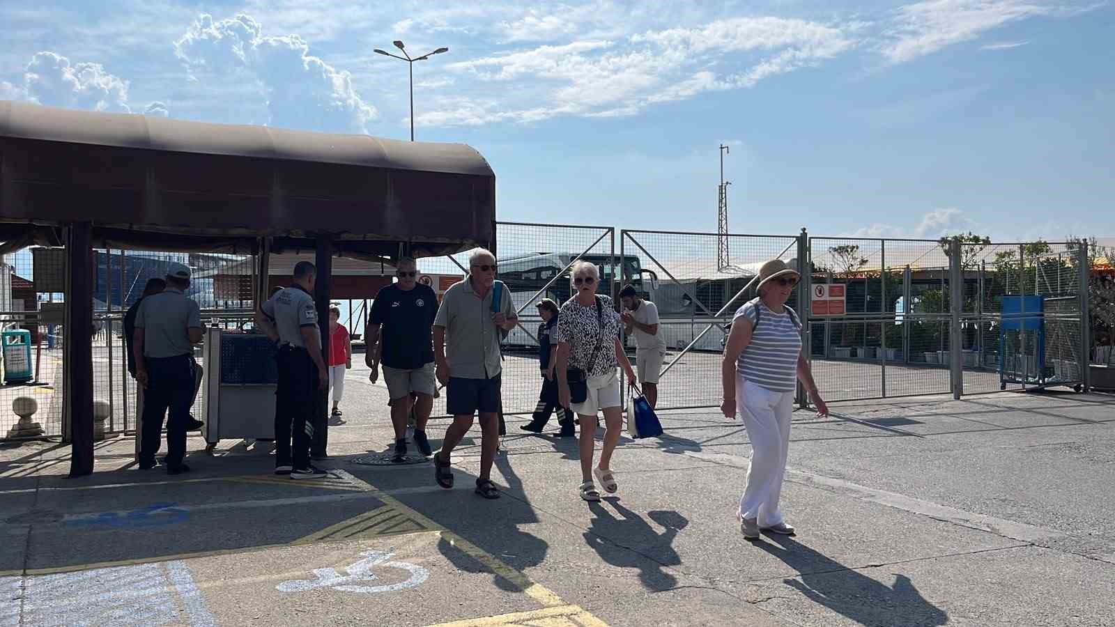 ANTALYA’NIN ALANYA İLÇESİNE MALTA BANDIRALI 264 METRE UZUNLUĞUNDAKİ MARELLA DİSCOVERY İSİMLİ KRUVAZİYER GEMİSİ GELDİ. GEMİDE BULUNAN BİN 765 TURİST İLE 735 MÜRETTEBAT İLÇEYE HAREKETLİLİK KATTI.
