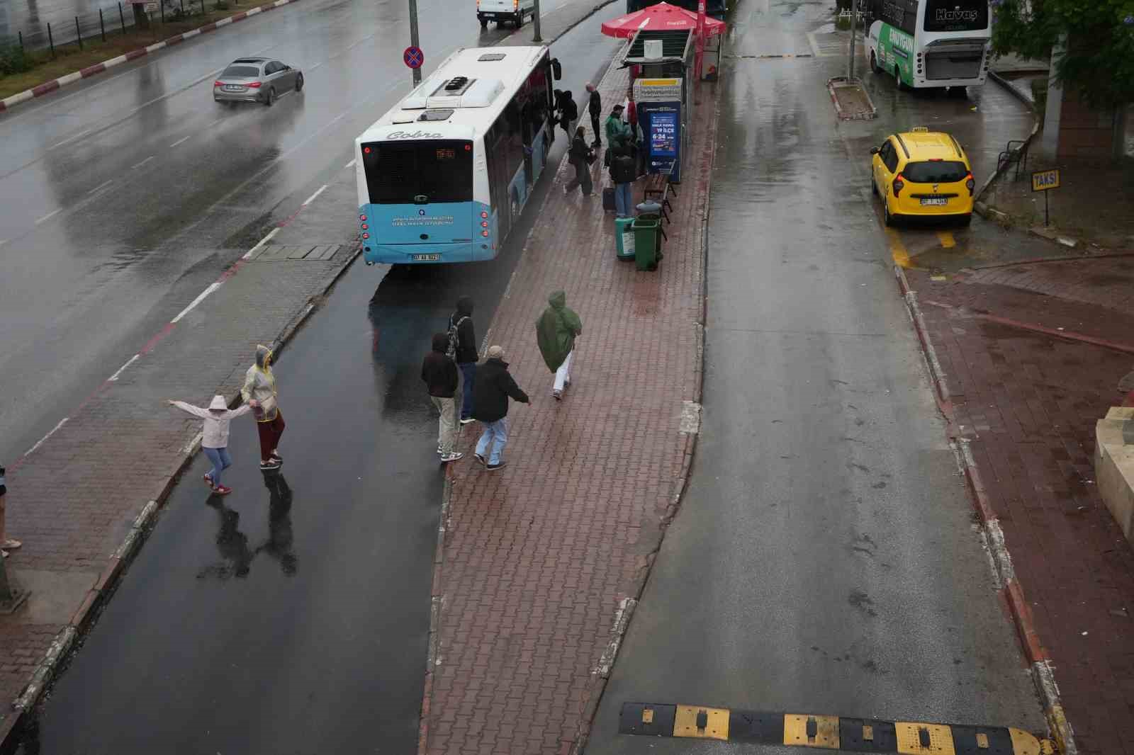 ANTALYA'DA SABAH SAATLERİNDEN İTİBAREN ETKİLİ OLAN SAĞANAK, GÜNLÜK YAŞAMI OLUMSUZ ETKİLEDİ. CADDE VE SOKAKLARDA SU BİRİKİNTİLERİ OLUŞURKEN, KENT SAKİNLERİ VE TURİSTLER ŞEMSİYE VE YAĞMURLUKLARLA YAĞIŞTAN KORUNMAYA ÇALIŞTI.