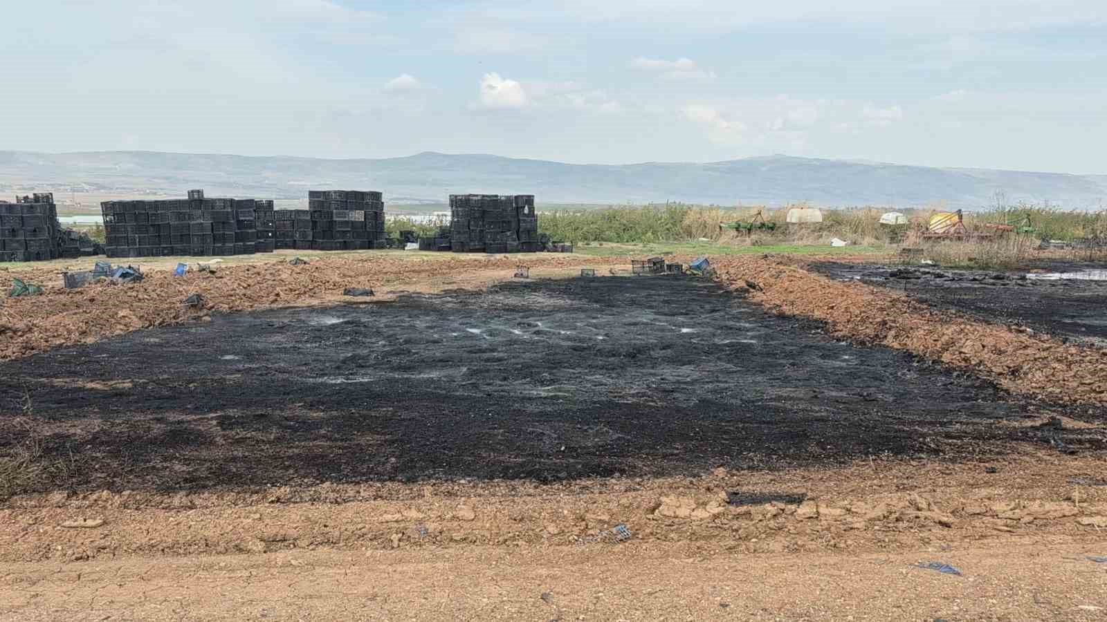 TEPEBAŞI İLÇESİNDE, AÇIK ALANDA STOKLANAN BİNLERCE PLASTİK KASANIN TUTUŞMASIYLA BAŞLAYAN YANGINDA MADDİ HASAR MEYDANA GELDİ.