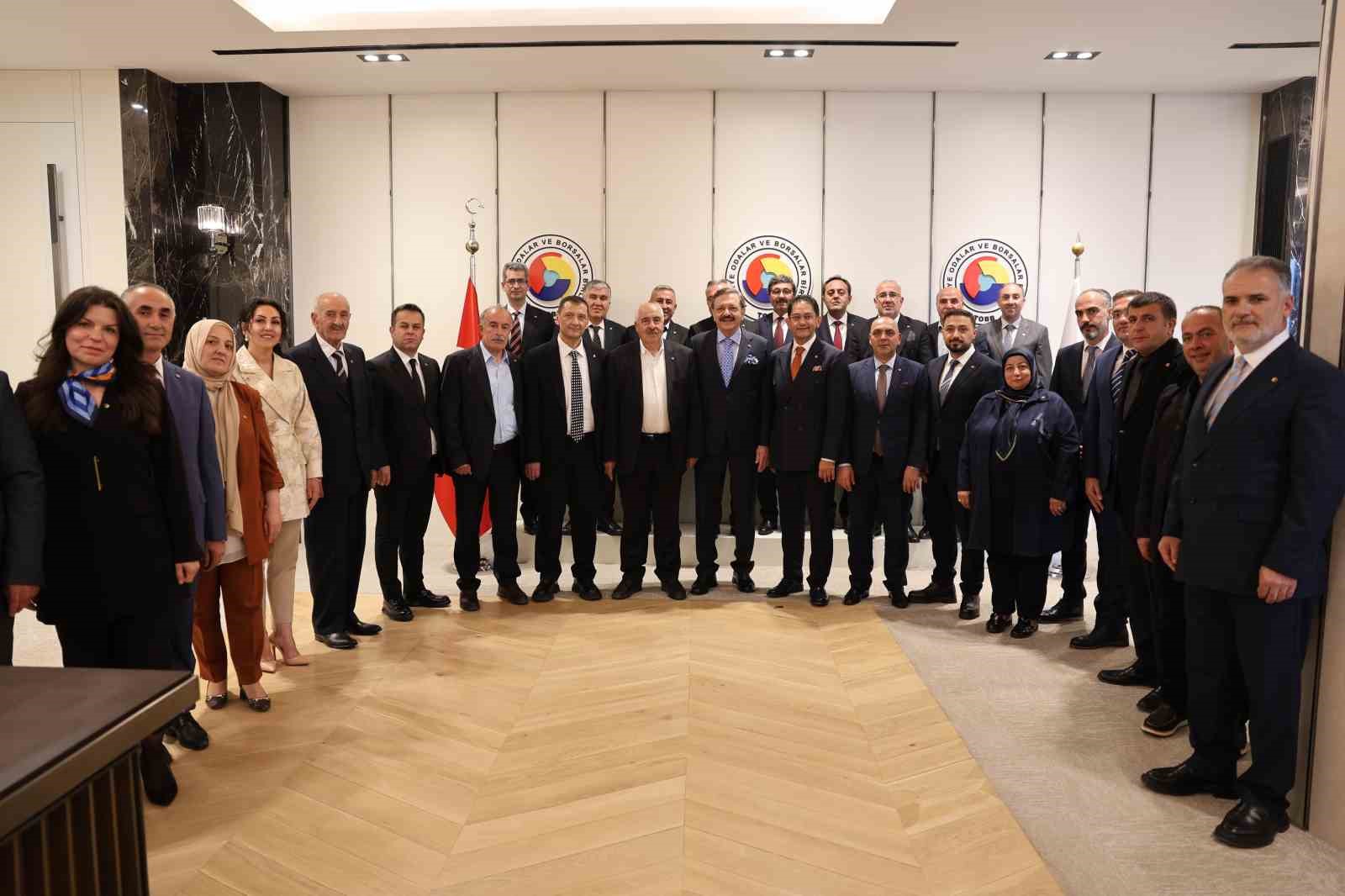 ERZURUM TİCARET BORSASI (ETB) YÖNETİM KURULU BAŞKANI HAKAN ORAL, MECLİS BAŞKANI YAVUZ GÜNEY VE BERABERİNDEKİ MECLİS ÜYELERİ, TÜRKİYE ODALAR VE BORSALAR BİRLİĞİ (TOBB) BAŞKANI M. RİFAT HİSARCIKLIOĞLU’NU ZİYARET ETTİ.