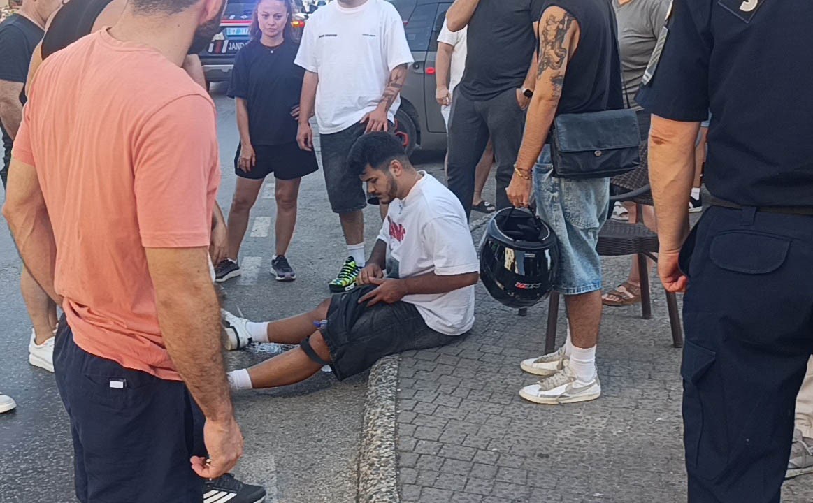 ANTALYA’NIN MANAVGAT İLÇESİNDE SEYİR HALİNDEKİ MOTOSİKLET İLE HAFİF TİCARİ ARACIN ÇARPIŞMASI SONUCU MEYDANA GELEN KAZADA MOTOSİKLET SÜRÜCÜSÜ YARALANDI.