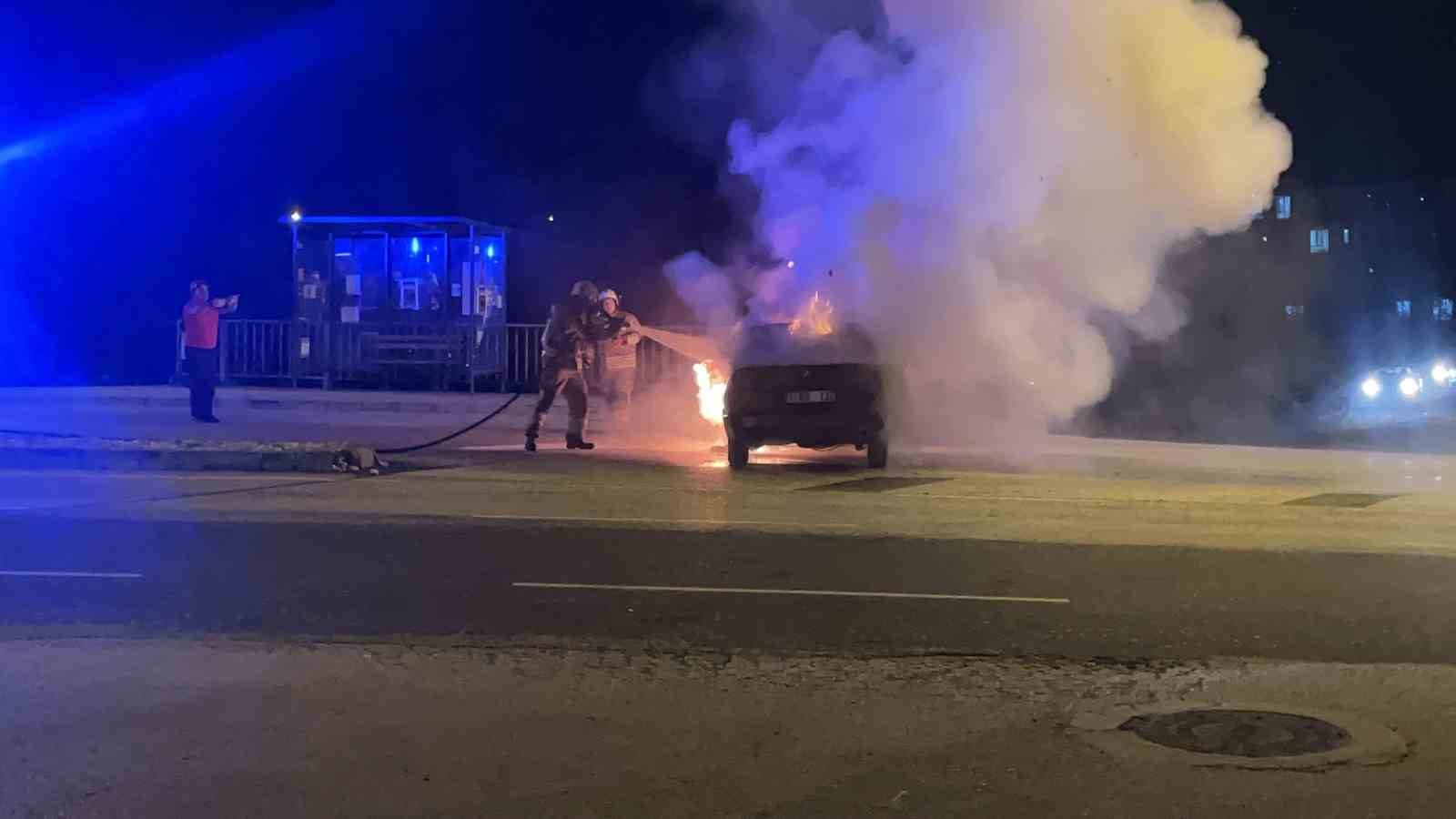 DÜZCE’DE İSTOP EDEN ARACINI YENİDEN ÇALIŞTIRMAK İSTEYEN SÜRÜCÜNÜN ARACI ALEV ALEV YANDI. OTOMOBİL KULLANILAMAZ HALE GELDİ.