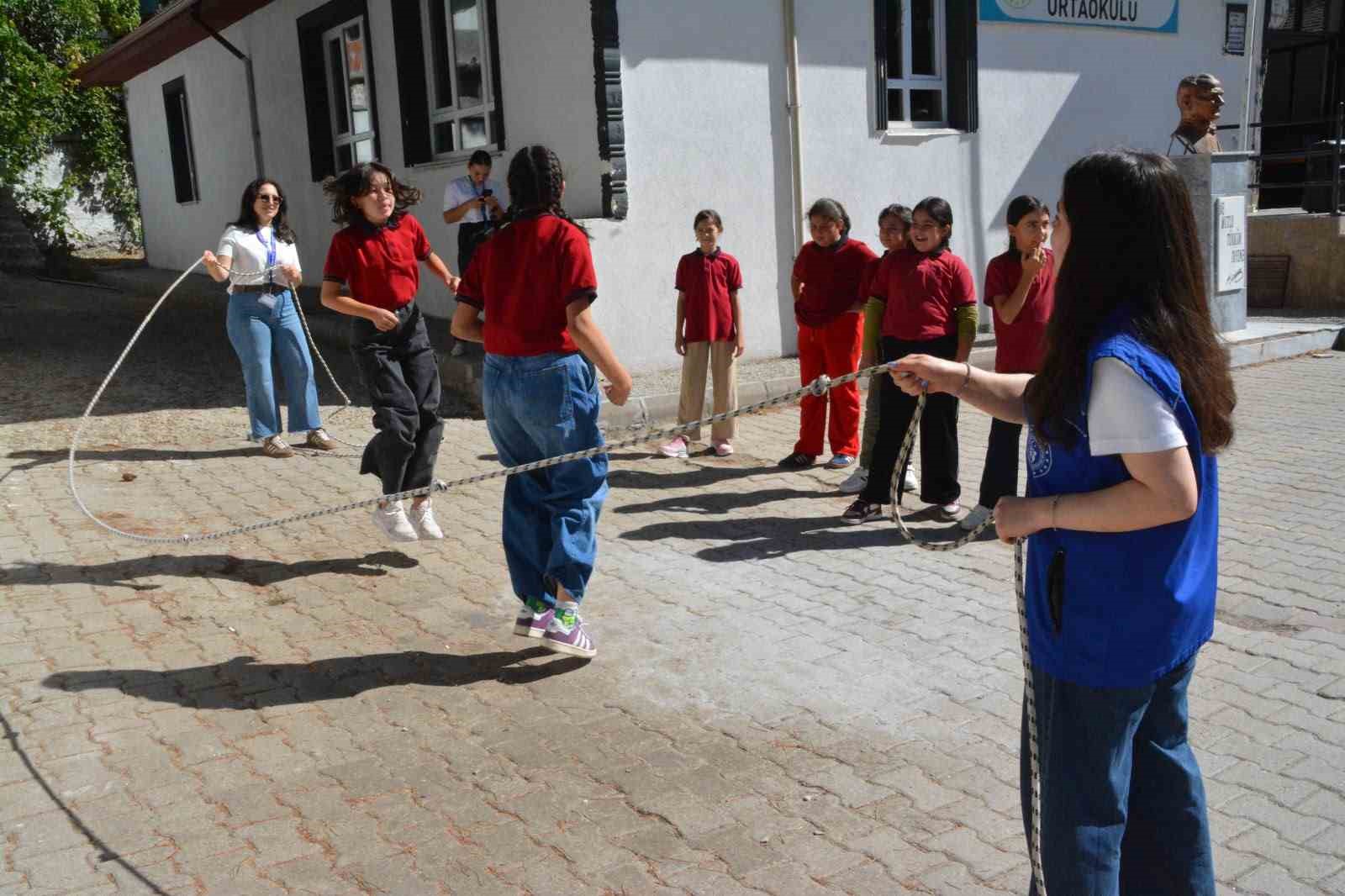 MANİSA’NIN DEMİRCİ İLÇESİNDE GENÇLİK VE SPOR BAKANLIĞINA BAĞLI YURTTA KALAN ÖĞRENCİLER İLE GENÇLİK MERKEZİ GÖNÜLLÜLERİ, İLKÖĞRETİM HAFTASI KAPSAMINDA İLKOKUL VE ORTAOKUL ÖĞRENCİLERİYLE BİR ARAYA GELEREK ÇEŞİTLİ ETKİNLİKLER DÜZENLEDİ. GÖNÜLLÜ GENÇLER, MİNİK ÖĞRENCİLERE KIRTASİYE MALZEMELERİ DE HEDİYE ETTİ.
