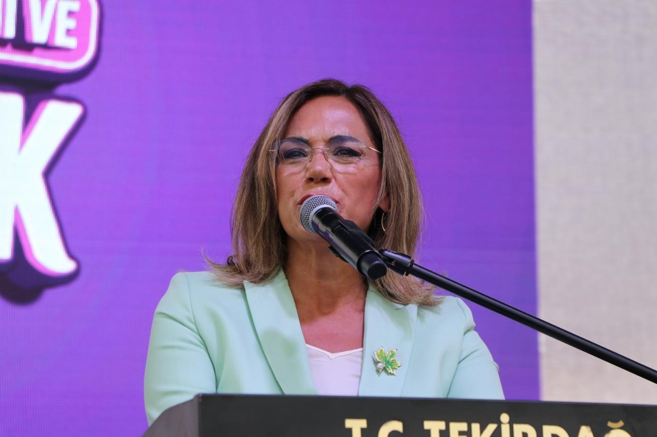 TEKİRDAĞ BÜYÜKŞEHİR BELEDİYE BAŞKANI DR. CANDAN YÜCEER İSE FESTİVALİN TEKİRDAĞ'IN GASTRONOMİ, TARIM VE BAĞCILIK DEĞERLERİNİN TANITILMASI AÇISINDAN ÖNEMLİ OLDUĞUNU SÖYLEDİ.