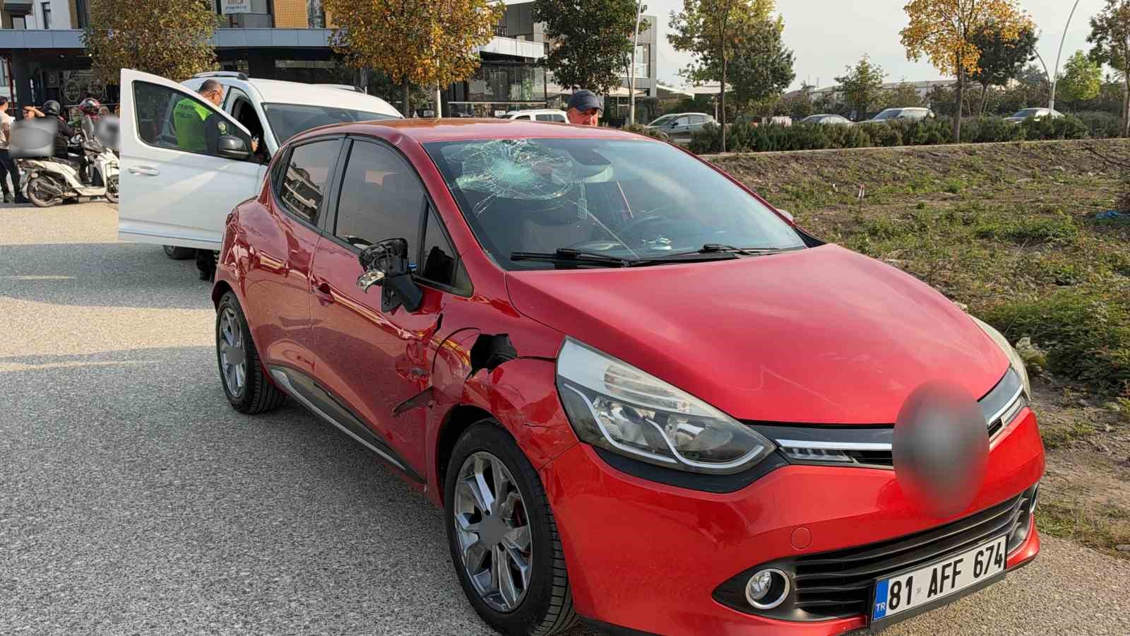 DÜZCE’DE OTOMOBİL İLE MOTOKURYENİN ÇARPIŞTIĞI KAZADA 2 KİŞİ YARALANDI.