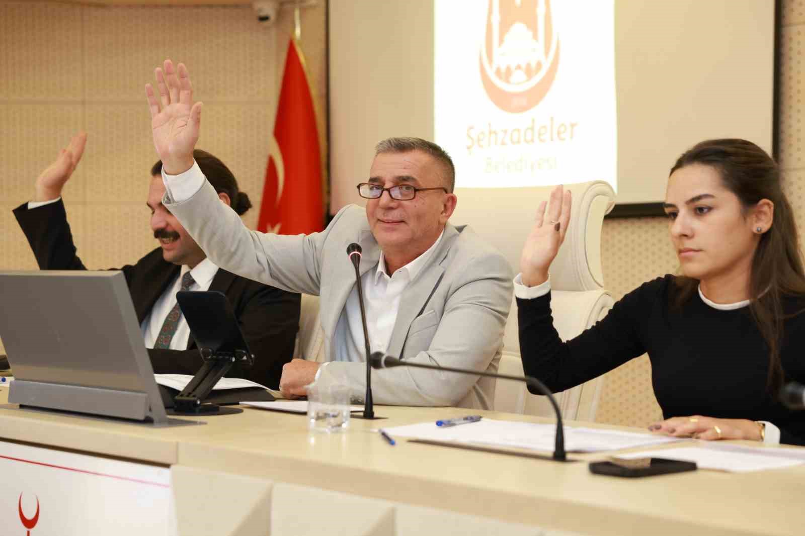 ŞEHZADELER BELEDİYE BAŞKANI HAKAN ŞİMŞEK, BELEDİYE MECLİSİ EKİM AYI OLAĞAN TOPLANTISINDA İLÇEDE YÜRÜTÜLEN ÇALIŞMALAR HAKKINDA BİLGİ VERDİ. ŞİMŞEK, 2026 YILI İÇİN BELİRLENEN 350 KİLOMETRELİK OVA YOLU HEDEFİNİN 295 KİLOMETRESİNİN TAMAMLANDIĞINI AÇIKLADI.