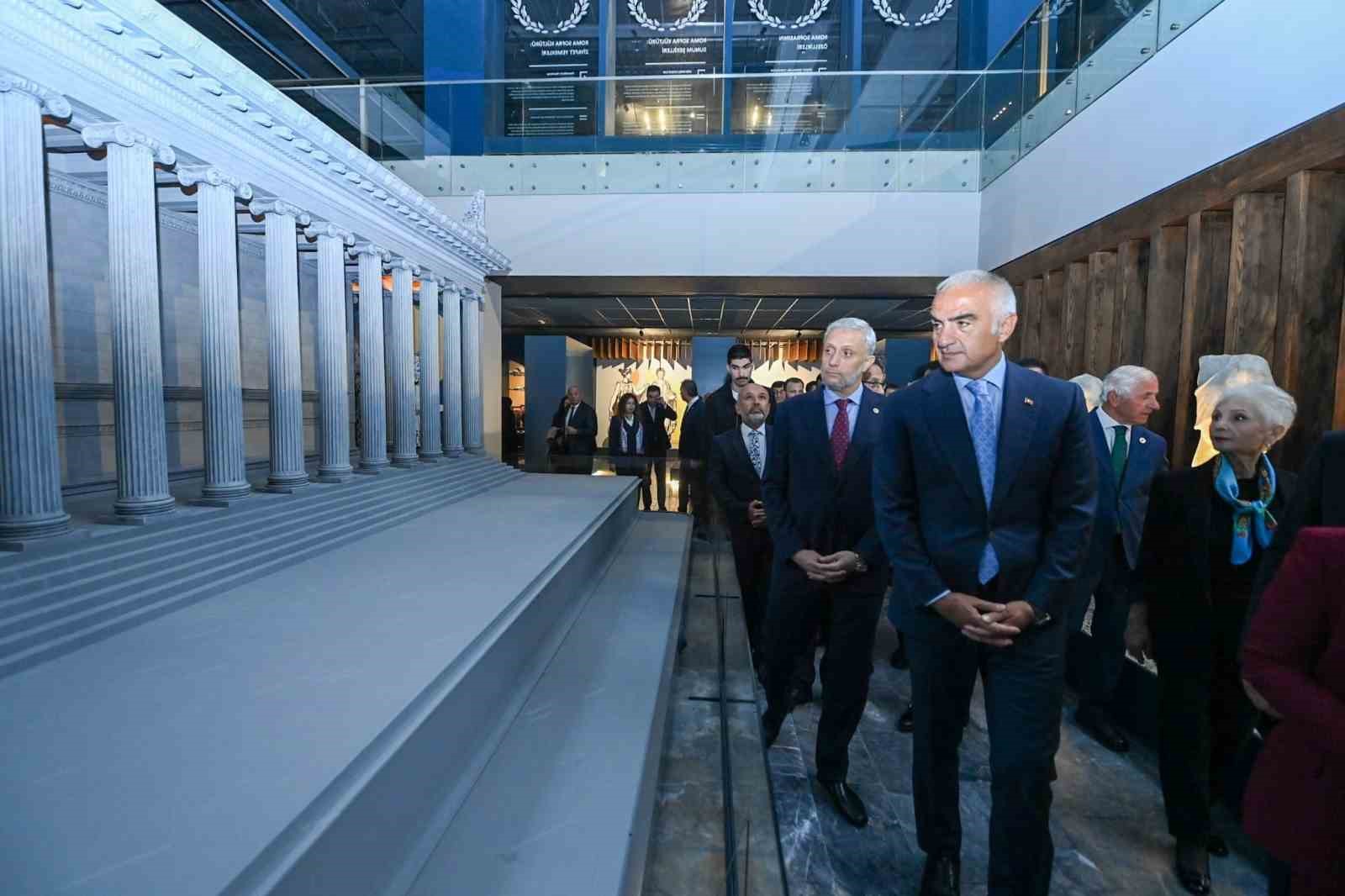 BAKAN ERSOY, KÜTAHYA ARKEOLOJİ VE MADEN MÜZESİNİ GEZDİ