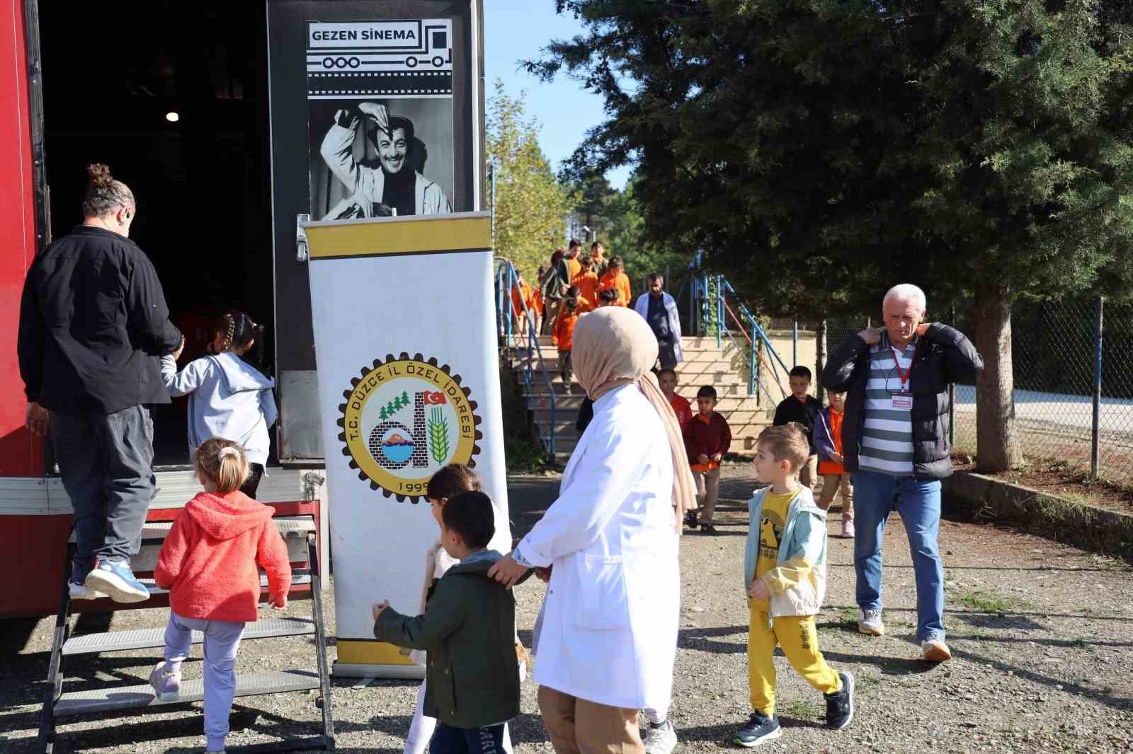 KÜLTÜR VE TURİZM BAKANLIĞI SİNEMA GENEL MÜDÜRLÜĞÜNÜN DESTEKLERİYLE DÜZCE’YE GELEN GEZEN SİNEMA TIRI, KAYNAŞLI ÜÇKÖPRÜ KÖYÜ OSMANGAZİ İLKOKULU ÖĞRENCİLERİNE SİNEMA KEYFİ YAŞATTI.