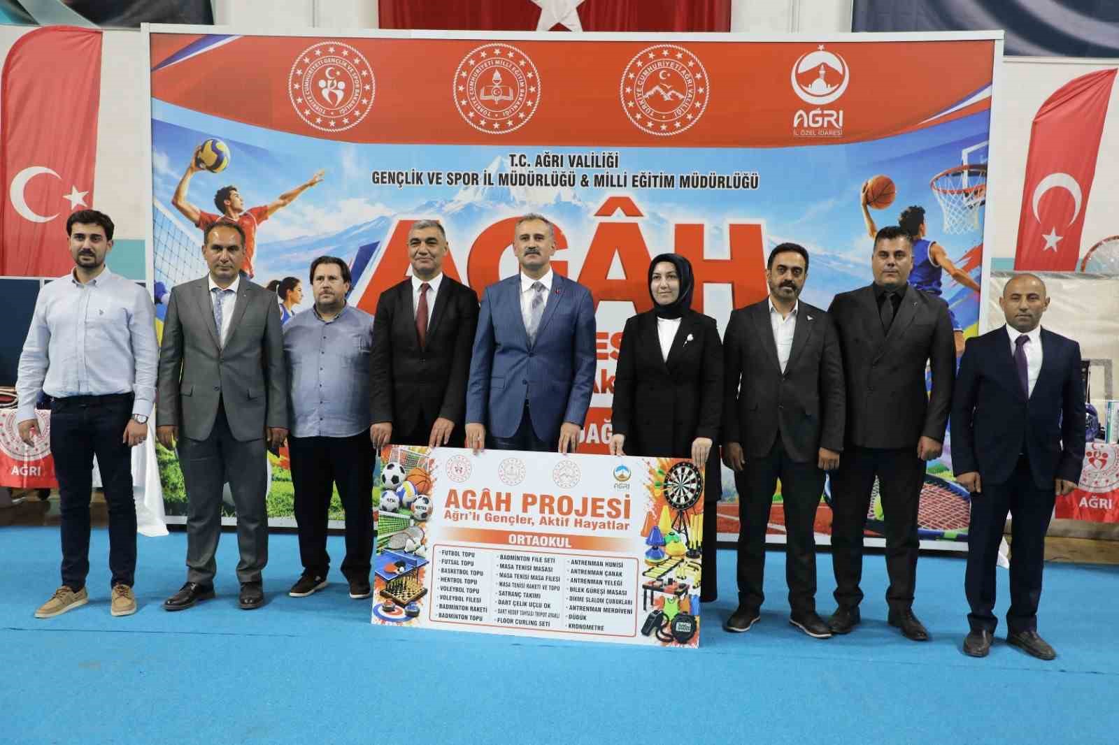 AĞRI’DA 171 OKULA 15 MİLYON LİRALIK SPOR MALZEMESİ DESTEĞİ