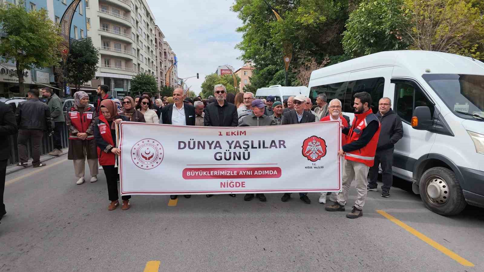 NİĞDE'DE 1 EKİM DÜNYA YAŞLILAR GÜNÜ DOLAYISIYLA YÜRÜYÜŞ DÜZENLENDİ.