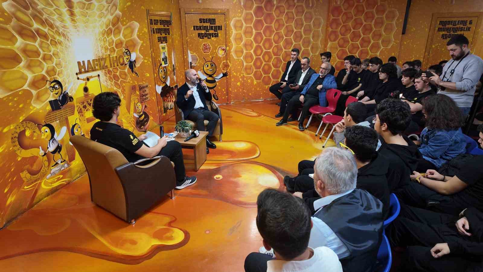 DÜZCE'DE FEN VE TEKNOLOJİLERİ HAFIZ ANADOLU LİSESİNDE MEDYA DEZENFORMASYONU VE GENÇLİK KONULU SÖYLEŞİ PROGRAMI DÜZENLENDİ.
