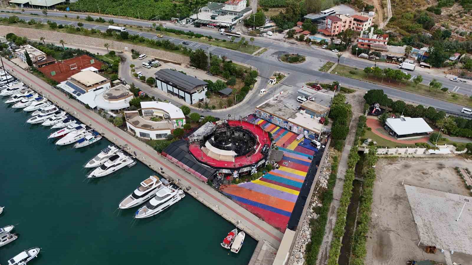 YARALANIN OLMADIĞI YANGINDA EĞLENCE MEKANI TAMAMEN KULLANILAMAZ HALE GELİRKEN, YANGININ BOYUTU SABAH SAATLERİNDE HAVADAN DRON İLE GÖRÜNTÜLENDİ.