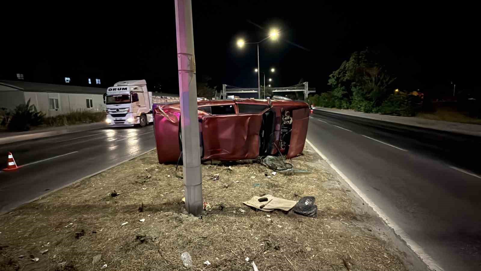 ESKİŞEHİR'DE SÜRÜCÜSÜNÜN DİREKSİYON HAKİMİYETİNİ KAYBETMESİ SONUCU TAKLA ATARAK ORTA REFÜJDE YAN YATAN TOFAŞ MARKA OTOMOBİLDEKİ 1 KİŞİ YARALANDI.