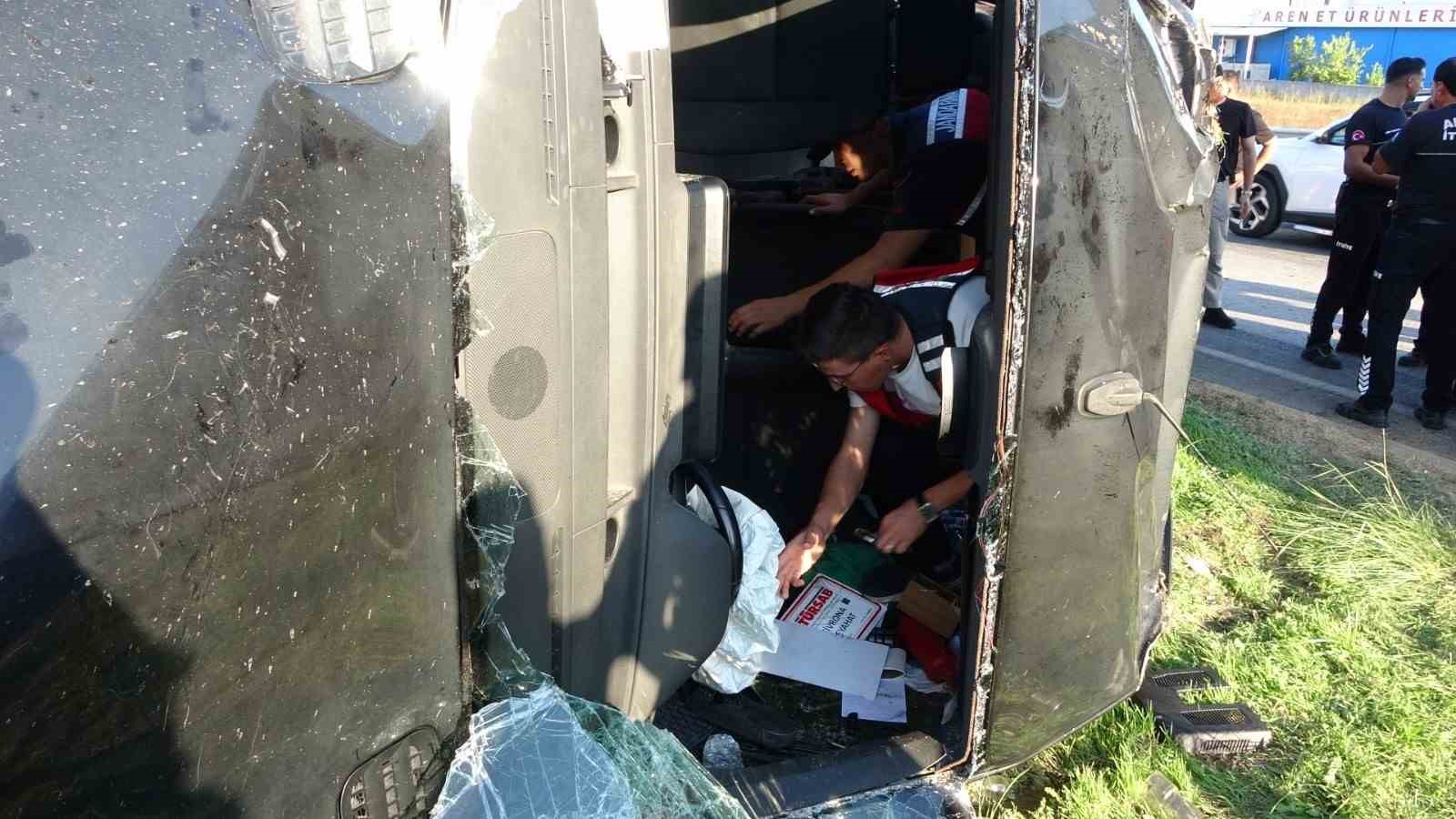 ANTALYA'NIN MANAVGAT İLÇESİNDE TUR MİNİBÜSÜ, OTOMOBİL VE KAMYONETİN ÇARPIŞMASI SONUCU MEYDANA GELEN KAZADA ARALARINDA TURİSTLERİN DE BULUNDUĞU 15 KİŞİ YARALANDI.