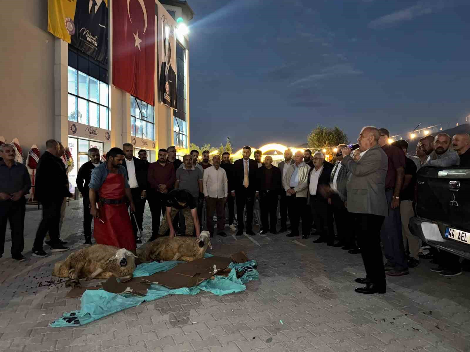 MALATYA TİCARET VE SANAYİ ODASI (MTSO) BAŞKAN ADAYI MAHMUT BOYRAZ, 1 EKİM’DE GERÇEKLEŞTİRİLECEK SEÇİMLER ÖNCESİNDE SEÇİM BÜROSUNDA DÜZENLENEN PROGRAMDA DESTEKÇİLERİ VE EKİP ARKADAŞLARIYLA BİR ARAYA GELDİ.