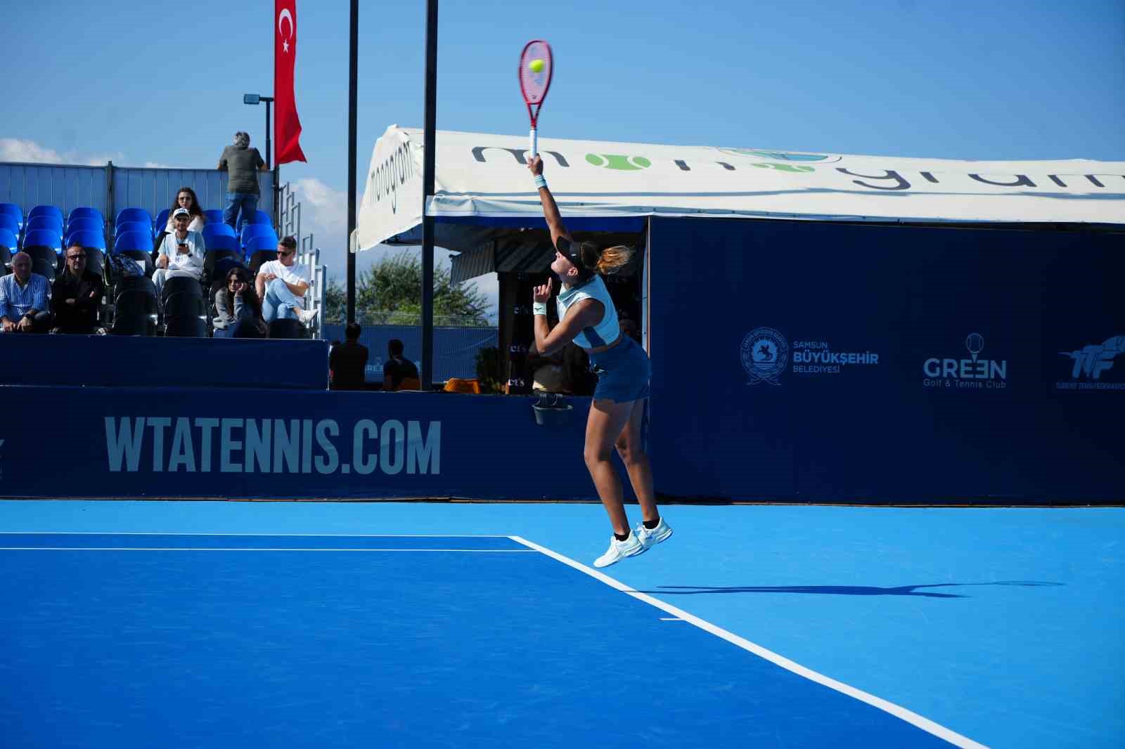 – SAMSUN’UN EV SAHİPLİĞİNDE DÜZENLENEN ULUSLARARASI SAMSUN OPEN WTA 125 KADINLAR TENİS TURNUVASI’NDA HEYECAN DEVAM EDİYOR. 31 ÜLKEDEN 70 SPORCUNUN KATILDIĞI ORGANİZASYONDA, DÜNYANIN FARKLI ÜLKELERİNDEN GELEN KADIN TENİSÇİLER KORTTA MÜCADELELERİNİ SÜRDÜRÜYOR.
