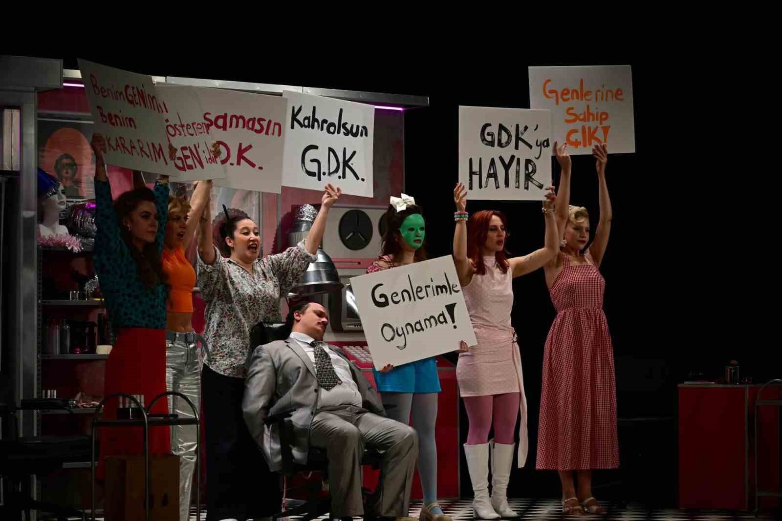 MANİSA BÜYÜKŞEHİR BELEDİYESİ ŞEHİR TİYATROSU, 2026-2027 TİYATRO SEZONUNUN AÇILIŞINI ALİ ERKAN ERSEZER’İN YAZDIĞI "G.D.K. (GENETİĞİ DEĞİŞTİRİLMİŞ KADINLAR PROJESİ)" OYUNUYLA GERÇEKLEŞTİRDİ. "DURUŞ" TEMASIYLA YENİ SEZONA BAŞLAYAN ŞEHİR TİYATROSU, 20’NCİ YILINDA DA MANİSALILARI TİYATROYLA BULUŞTURMAYA DEVAM EDECEK.
