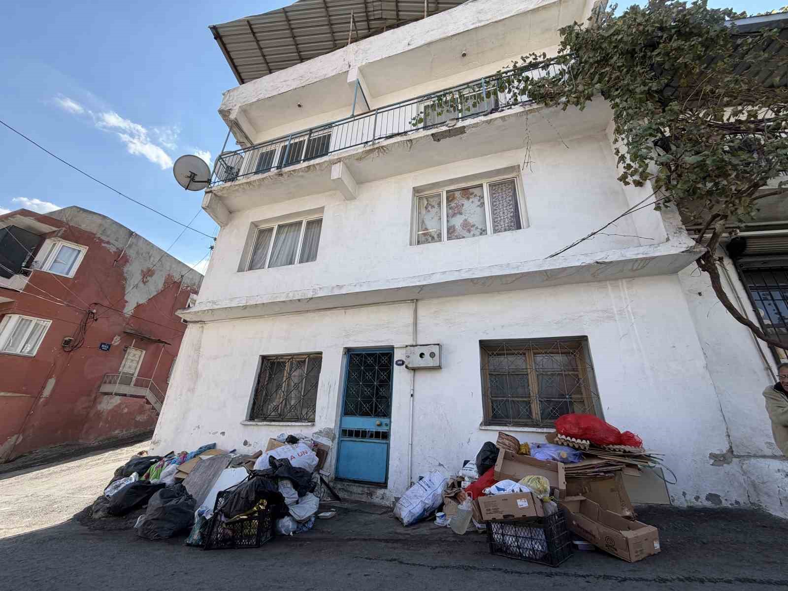 KONAK İLÇESİNDE MAHALLE SAKİNLERİ, ÇÖP EV OLDUĞU İDDİA EDİLEN DAİREDEN YAYILAN KÖTÜ KOKULAR VE HAŞERELER NEDENİYLE İSYAN ETTİ.