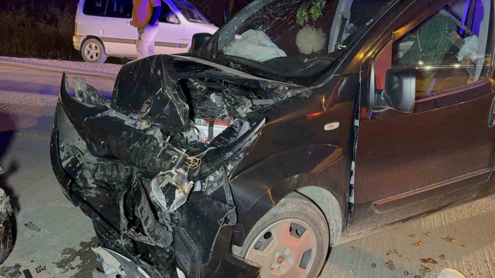 SAMSUN’UN İLKADIM İLÇESİNDE OTOMOBİL İLE HAFİF TİCARİ ARACIN ÇARPIŞTIĞI KAZADA 5 KİŞİ YARALANDI.