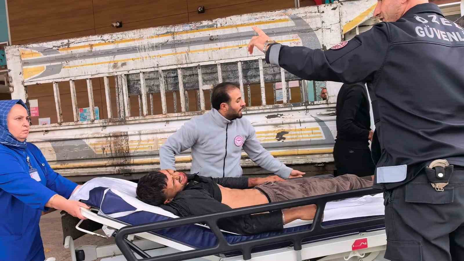 BURSA’NIN İNEGÖL İLÇESİNDE KAMYONETİN ÜZERİNDEN YAKLAŞIK 2 METRE YÜKSEKLİKTEN DÜŞEN 22 YAŞINDAKİ GENÇ YARALANDI.