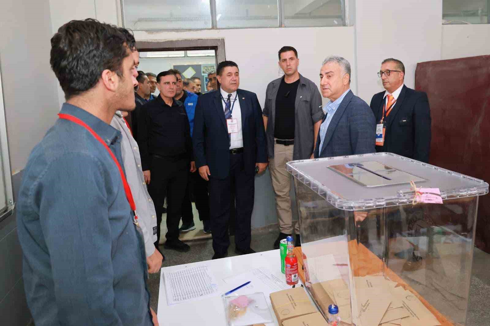 İL EMNİYET MÜDÜRÜ FAHRİ AKTAŞ, SEÇİMLERİN GERÇEKLEŞTİRİLDİĞİ ALANDA İNCELEMELERDE BULUNARAK ALINAN TEDBİRLERİ YERİNDE DENETLEDİ.