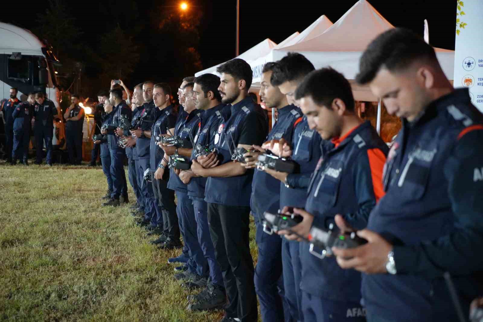 SAMSUN’DA DÜZENLENEN AFAD’IN İHA DESTEKLİ ARAMA-KURTARMA YARIŞMASI ÜÇÜNCÜ GÜNÜ, YAKLAŞIK 50 DRONUN KATILDIĞI HAVA GÖSTERİSİYLE TAMAMLANDI. YARIŞMANIN GENEL PROGRAMI İSE EĞİTİM PROGRAMI VE ÖDÜL TÖRENİYLE SONA ERECEK.