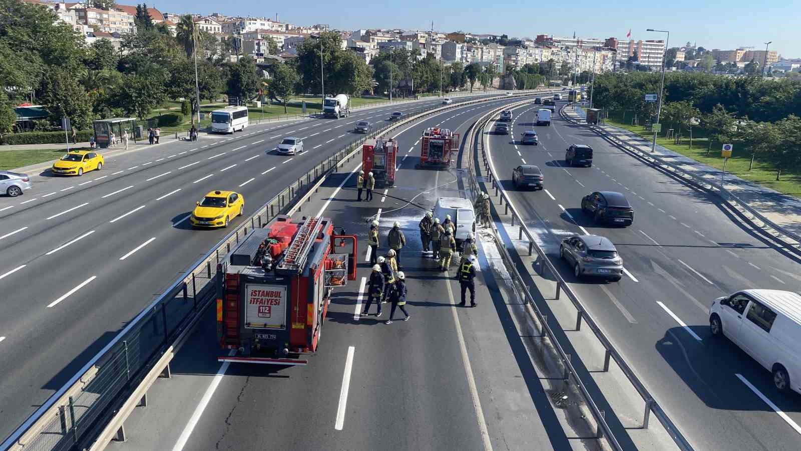 ZEYTİNBURNU'NDA SEYİR HALİNDEKİ PANELVAN ARACIN MOTOR BÖLÜMÜNDE YANGIN ÇIKTI. YANGIN NEDENİYLE SİRKECİ İSTİKAMETİ YAKLAŞIK 1,5 SAAT TRAFİĞE KAPALI KALIRKEN, UZUN ARAÇ KUYRUKLARI OLUŞTU.