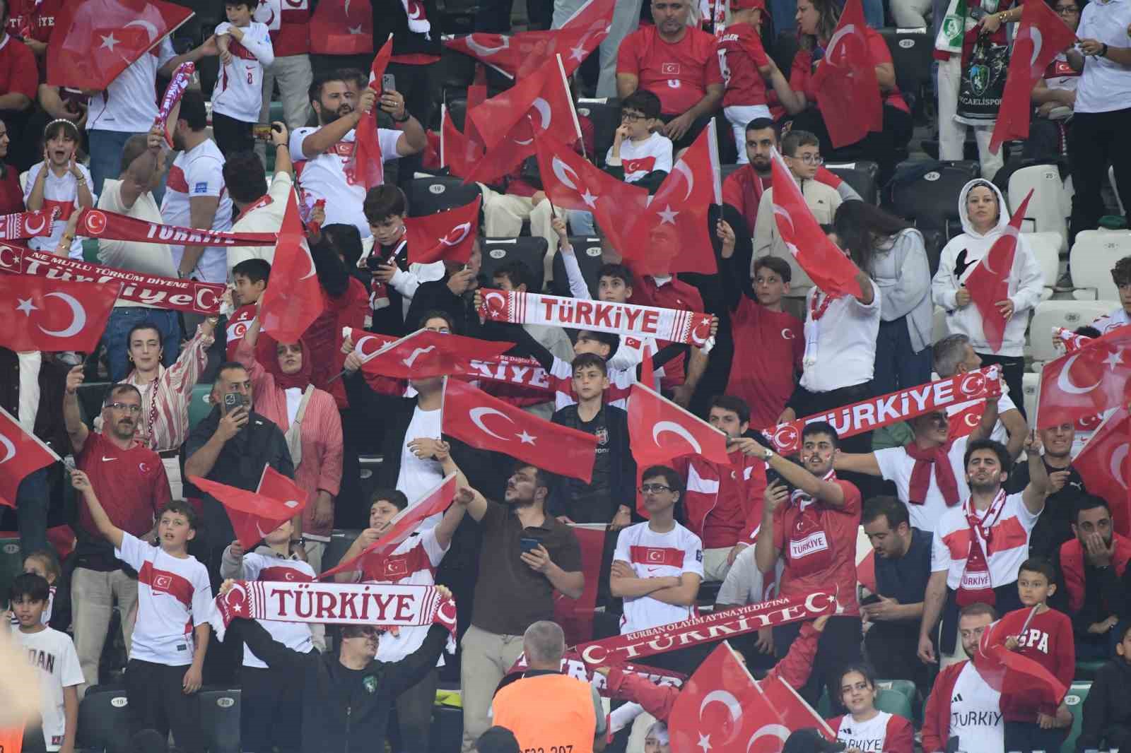 A MİLLİ FUTBOL TAKIMI, UEFA ULUSLAR A LİGİ 1. GRUP İLK MAÇINDA FRANSA İLE KOCAELİ'DE KARŞILAŞIYOR. MÜCADELENİN 15 DAKİKASI GOLSÜZ EŞİTLİKLE GEÇİLDİ.