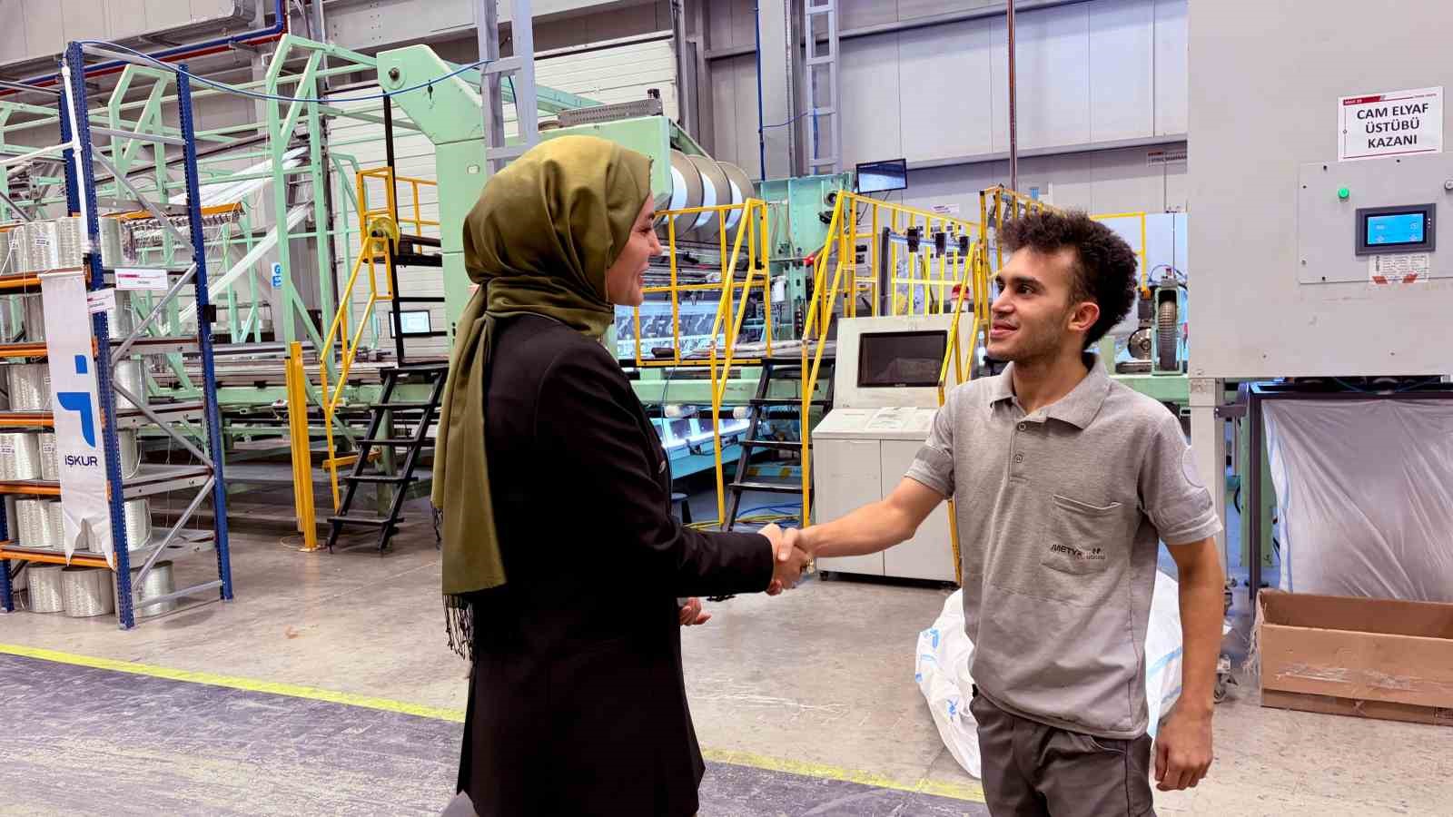 TÜRKİYE İKİNCİLİĞİNDE SAHA ÇALIŞMALARININ ÖNEMLİ ROL OYNADIĞINI BELİRTEN MANİSA ÇALIŞMA VE İŞ KURUMU İL MÜDÜRÜ GÜNSELİ KERVAN TUFAN (SOLDAKİ), İŞ ARAYAN VE İŞVERENLERLE DOĞRUDAN TEMAS KURDUKLARINI SÖYLEDİ.