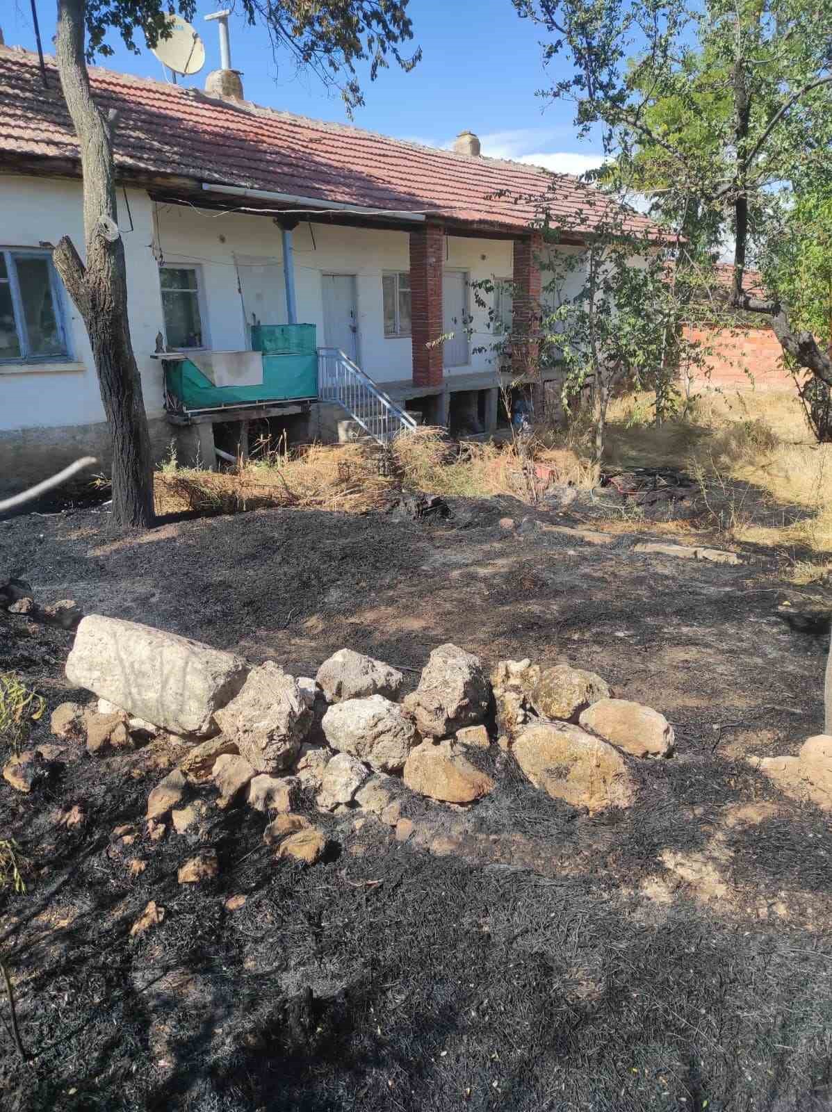 ESKİŞEHİR'İN ÇİFTELER İLÇESİNDE MÜSTAKİL BİR EVİN BAHÇESİNDE BAŞLAYAN VE AHIRA SIÇRAYAN YANGIN, ESKİŞEHİR BÜYÜKŞEHİR BELEDİYESİ İTFAİYE DAİRE BAŞKANLIĞI EKİPLERİNİN MÜDAHALESİYLE İKAMETE ULAŞMADAN KONTROL ALTINA ALINARAK SÖNDÜRÜLDÜ.