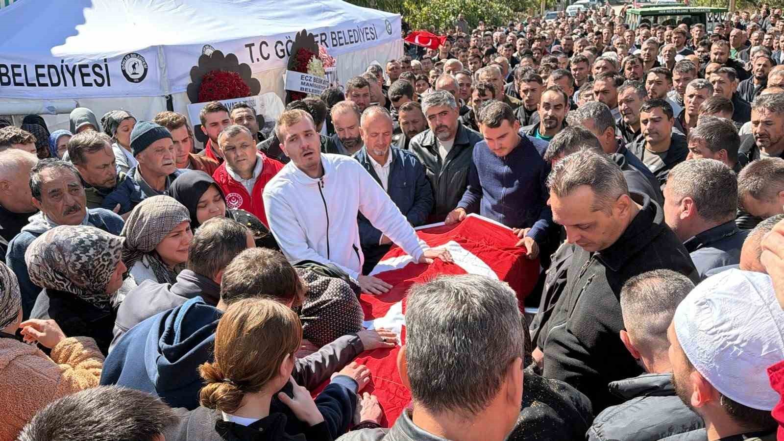 MANİSA'NIN SOMA İLÇESİNDEKİ ÖZEL BİR MADEN OCAĞINDA MEYDANA GELEN GÖÇÜKTEHAYATINI KAYBEDEN 5 İŞÇİDEN BİRİ OLAN GEDİZLİ MADENCİ, MEMLEKETİ KÜTAHYA'NIN GEDİZ İLÇESİNE BAĞLI GÖKLER BELDESİNDE GÖZYAŞLARIYLA TOPRAĞA VERİLDİ.