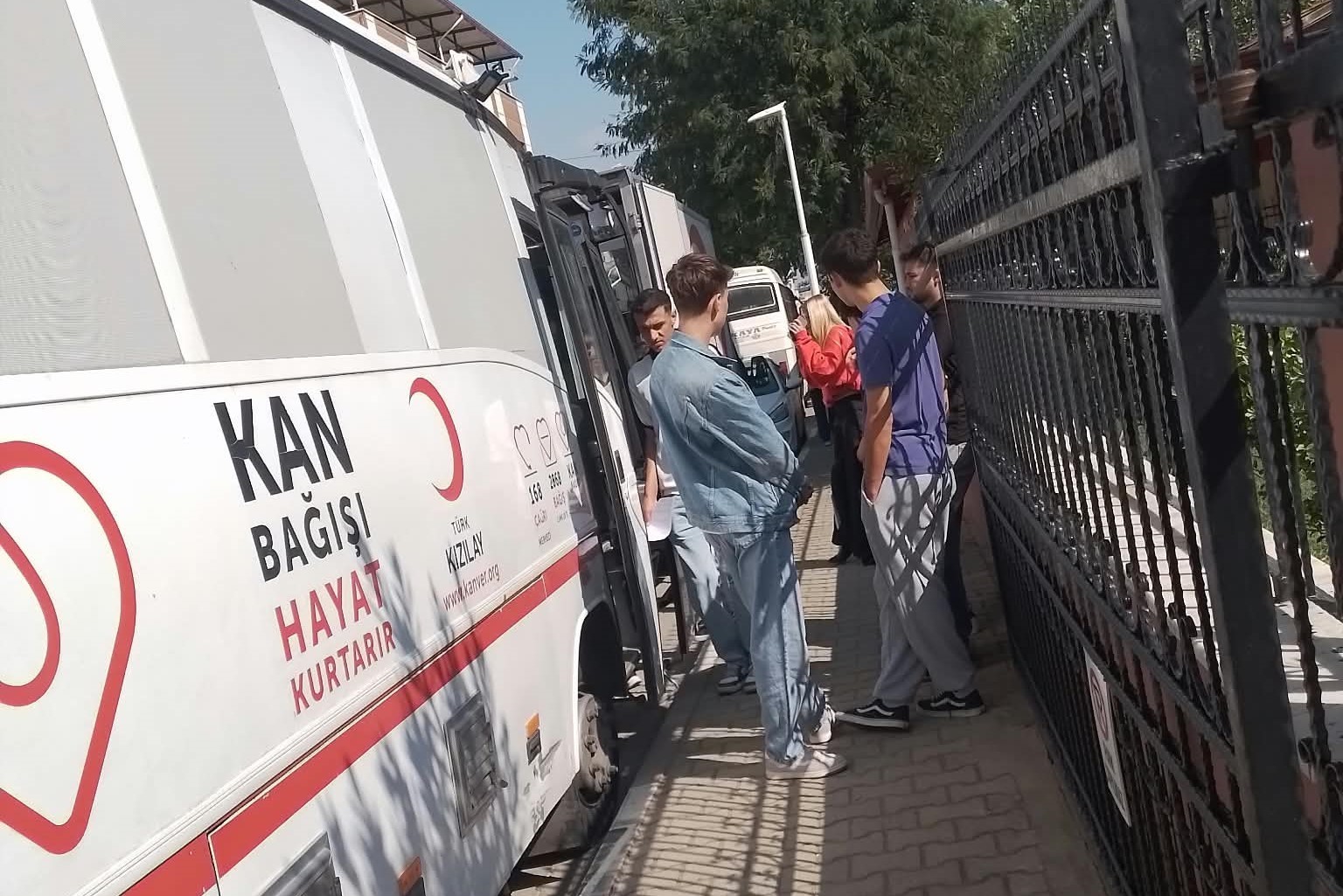 MANİSA CELAL BAYAR ÜNİVERSİTESİ SARIGÖL MESLEK YÜKSEKOKULU ÖĞRENCİLERİ, TÜRK KIZILAYINA KAN BAĞIŞINDA BULUNARAK ÖRNEK BİR DAVRANIŞ SERGİLEDİ.
