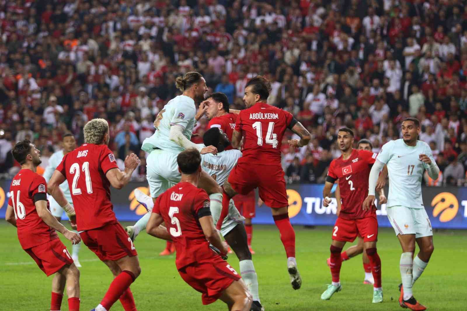 A MİLLİ FUTBOL TAKIMI, UEFA ULUSLAR A LİGİ 1. GRUP İLK MAÇINDA FRANSA İLE KOCAELİ'DE KARŞILAŞIYOR. MÜCADELENİN İLK YARISI GOLSÜZ EŞİTLİKLE TAMAMLANDI.